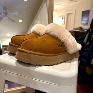 Ugg platform slippers sz 9